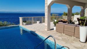 Beachfront Villa Dream with pool