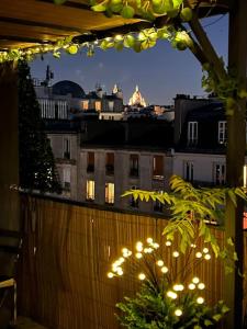 Room with terrace and view of Sacré Coeur