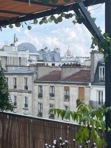 Room with terrace and view of Sacré Coeur