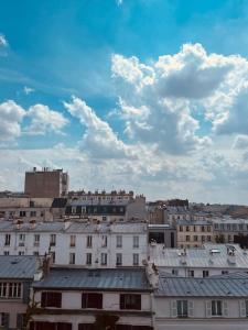 Room with terrace and view of Sacré Coeur