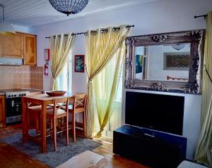 The Corner House - Charming Rustic Home in the Heart of Monchique