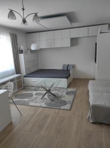 Pokoje v přízemí RD - terasa, bazén, zahrada