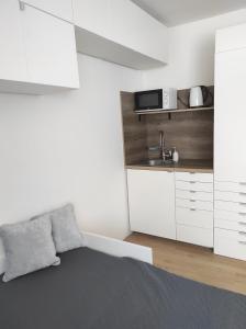 Pokoje v přízemí RD - terasa, bazén, zahrada