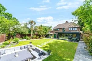 Gatsby Villa with large garden and fancy hot tub - Eltham