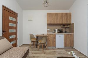 Jasen Apartments Lakeview