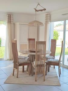 Maisons de vacances Maison de vacances, cosy, boheme chic, avec jardin! : photos des chambres