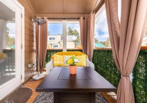 Sunny Tiny Haven BBQ Fresh Vibes & Peak Views