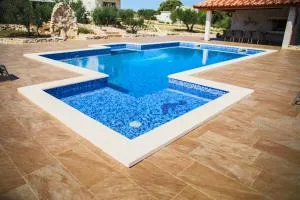 Villa Luisa für bis zu 8 Personen mit Pool, Klima, Grill, Tischtennis, Boccia - Pučišća