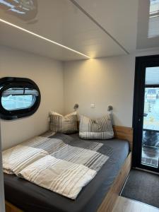 Hausboot KOMET Luxus und Natur pur max 5 Pers