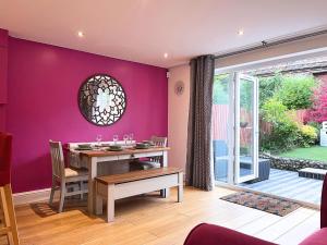 Jekylls on Hyde - Spacious Town House - Central Winchester - Free Parking, Sleeps 5 - by XPlus Stays