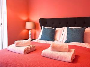 Jekylls on Hyde - Spacious Town House - Central Winchester - Free Parking, Sleeps 5 - by XPlus Stays