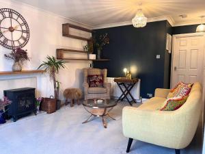 Jekylls on Hyde - Spacious Town House - Central Winchester - Free Parking, Sleeps 5 - by XPlus Stays