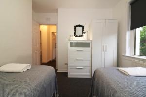 Signature - Glen Lee House