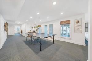 6 BD Smith Mountain Lakefront Escape sunset