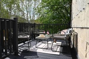 Primrose Cottage - Two Bed Cottage with Private Courtyard & Nearby Parking