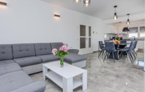 4 Bedroom Nice Home In Slivnica Donja