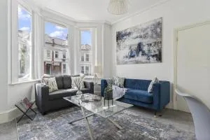 Family London Luxe House with 4 Bedrooms in London suitable for family visits, contractor stays with close proximity to the Underground Station with 25mins into Central London - Dollis Hill