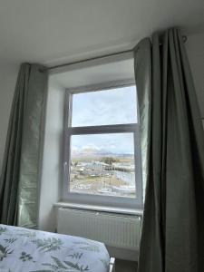 Harbour & Mountain Views, Porthmadog House, Sleeps 9, 4 Bedrooms, Two and Half Bathrooms