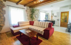 2 Bedroom Lovely Home In Marcana 