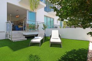 MERYL - Coralli Beachfront Apartment