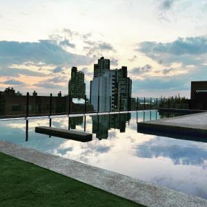 Apartamento con piscina climatizada, excelente ubicación, luz natural, acogedor y con estilo