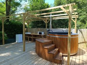 Campings Camping Le Douzou : Chambre Double Standard avec Salle de Bains Commune