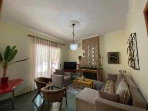 Ramo's Charming 2-Bedroom Apartment with Sunlit Veranda - 3rd