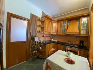 Ramos Charming 2-Bedroom Apartment with Sunlit Veranda - 3rd