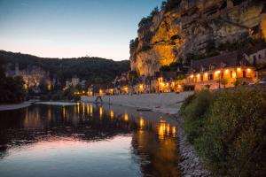 Maisons de vacances LE TERME maison en pierre dans village tous commerces au coeur du Perigord proche Sarlat et riviere Dordogne : photos des chambres