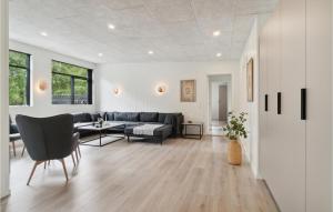 6 Bedroom Nice Home In Glesborg