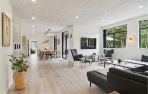 6 Bedroom Nice Home In Glesborg