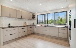 6 Bedroom Nice Home In Glesborg