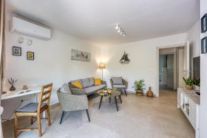LIPA KORTA - Family Apt, 15 min Walk to Parentino & Pical Beaches