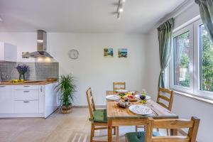 LIPA KORTA - Family Apt, 15 min Walk to Parentino & Pical Beaches