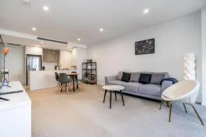 2BR apt in Governor Place 4 mins to Foreshore - Campbell
