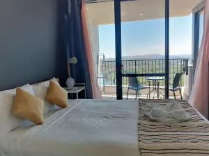 Lake Views Balcony in Spacious 1 Bed Unit - Higgins