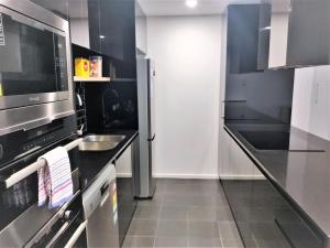 Lake Views Balcony in Spacious 1 Bed Unit - Hosted by CanStay