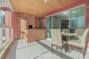 Apto 4Q c churrasqueira a 70m da praia RTO0502