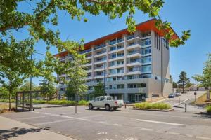 Homely Modern Apt by Lake between City and Russell - Hosted by CanStay