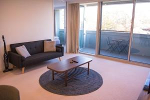 Homely Modern Apt between the Lake and City - Hosted by CanStay