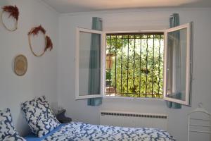 Maisons d'hotes Maison renovee avec terrasse privative et jardin au centre de Gemenos : photos des chambres