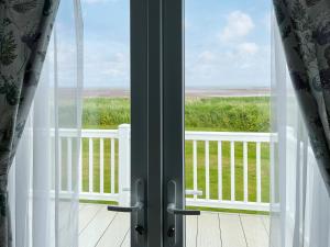 Uk46207 - Sea View 63