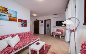 Cozy Apartment In Peroj