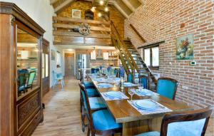 5 Bedroom Awesome Home In Novi Marof 