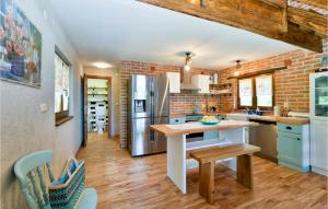 5 Bedroom Awesome Home In Novi Marof