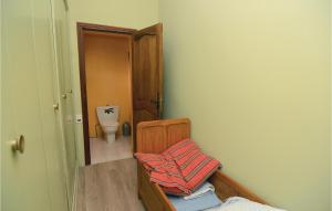 Maisons de vacances Awesome Home In Arles : photos des chambres