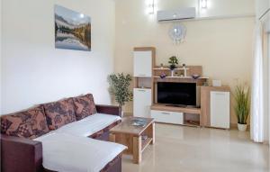 Beautiful Apartment In Starigrad 