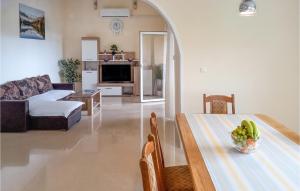 Beautiful Apartment In Starigrad 
