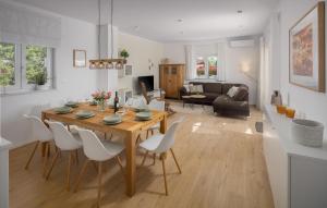 4 Bedroom Lovely Home In Krancici 