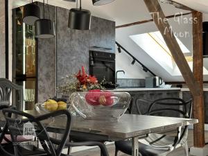 Пространства за гости Синият час - апартамент The Glass Moon